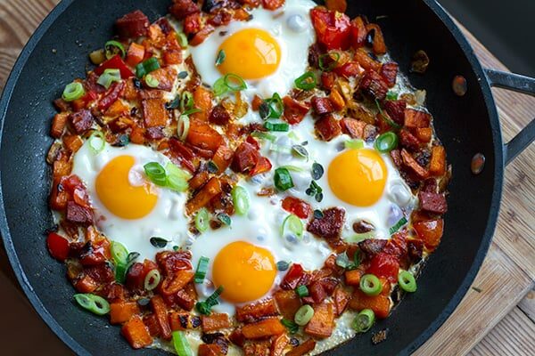 https://www.cookedandloved.com/wp-content/uploads/2018/05/skillet-eggs-with-chorizo-feature-600x400.jpg